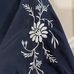 代理出品【美品】　persodea Mサイズ 黒 半袖シャツ　両サイド刺繍　レディーストップスの画像