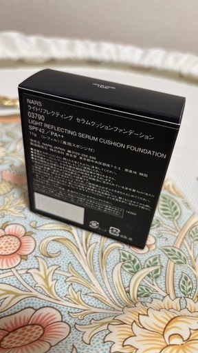 NARSのライトリフレクティングセラムファンデーション ケースとリフィルのセット