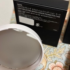 NARSのライトリフレクティングセラムファンデーション ケースとリフィルのセットの画像
