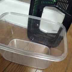 蓋つき水槽と小型飼育ケースの画像