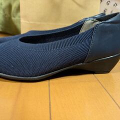 未使用　RECONTIの濃紺パンプスの画像