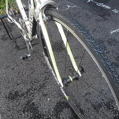 中古自転車３５３８　前後タイヤ新品！　キャノンデール　2012年モデル　CAAD8-6 TIAGRA　７００×２５C　フレームサイズ４４０㎜　ワイヤー錠　＊右変速レバーの上部インジケーターカバー欠損（写真参照）、変速に影響はありません。の画像