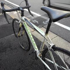 中古自転車３５３８　前後タイヤ新品！　キャノンデール　2012年モデル　CAAD8-6 TIAGRA　７００×２５C　フレームサイズ４４０㎜　ワイヤー錠　＊右変速レバーの上部インジケーターカバー欠損（写真参照）、変速に影響はありません。の画像
