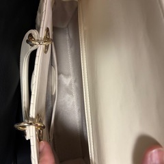 ホワイト キルティング ハンドバッグの画像