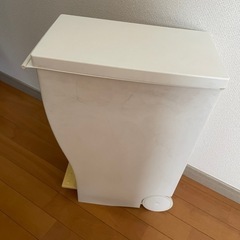（受付停止）Kcud 白　蓋つきゴミ箱　　45リットルくらい
の画像