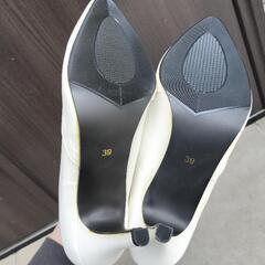 白色 パンプスの画像