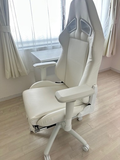 白いゲーミングチェアーの追加画像