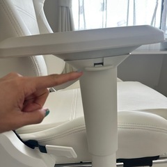 白いゲーミングチェアーの追加画像