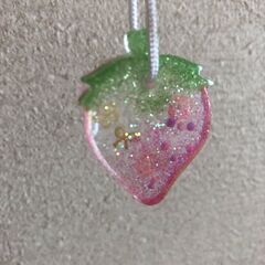  ハンドメイド 蓄光 レジンチャーム イチゴの画像