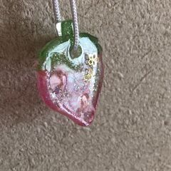  ハンドメイド 蓄光 レジンチャーム イチゴの画像