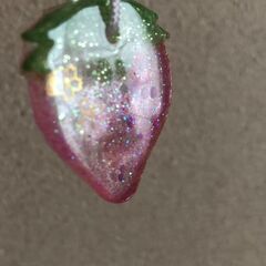  ハンドメイド 蓄光 レジンチャーム イチゴの画像