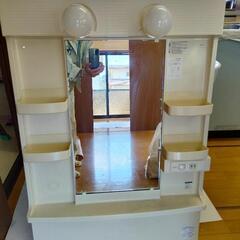 ほぼ無料、洗面台とミラーキャビネットの画像