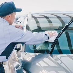 新車・中古車販売店にて洗車作業　