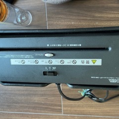 ［0円］シュレッダー、冬物小物など画像の不用品まとめてお譲りいたします！の画像