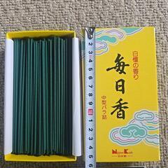 (受け渡し者決定済)(中古品２箱と新品未使用１箱)ロウソクと線香に(中古品)燭台２の画像