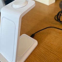 3in1 ワイヤレス充電スタンド（ブラック＆ホワイト）Qi対応 — スマホ・Apple Watch・イヤホン対応の画像