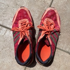 adidas ランニングシューズの画像