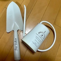 園芸用スコップとジョウロ