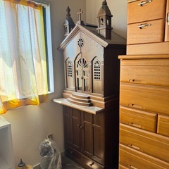 部屋の中の家具食器等