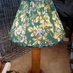 アンティーク調 LAURA ASHLEY テーブルランプ 高さ61cm グリーン系 花柄 ローラアシュレイ 卓上スタンドライト 照明 苫小牧西店の画像