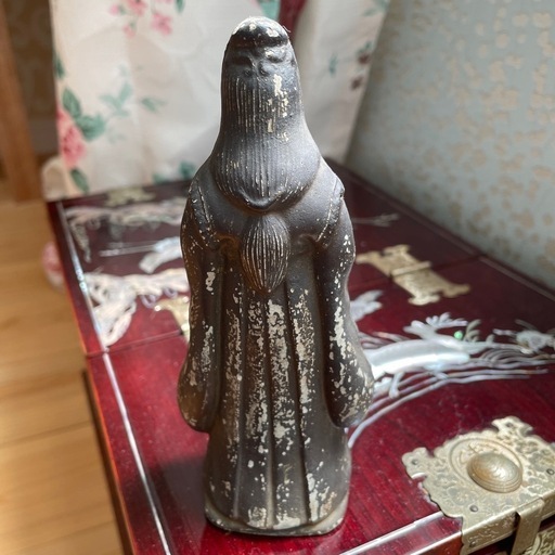 葉っぱを持つ古い人形