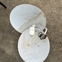 電話と謎のルーターと電気アンテナセットの画像