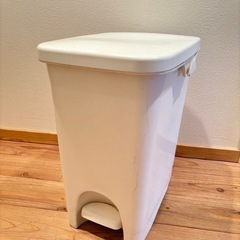 ペダル式　ゴミ箱