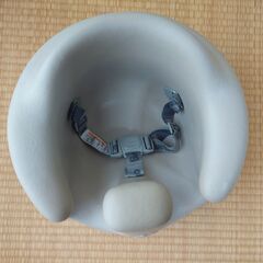 バンボ（Bumbo） ベビーソファ｜クールグレー｜専用腰ベルト付き　中古美品の画像