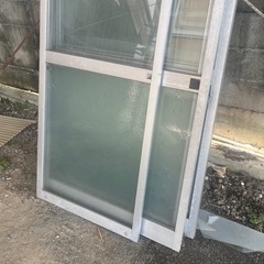 アルミ窓２枚枠ついてません