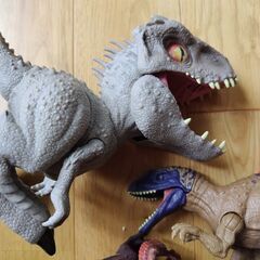 恐竜のオモチャの画像