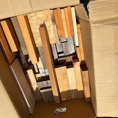 杉板　端材　多数　DIY　ダンボール120サイズ　15〜20キロぐいら　薪などにの画像