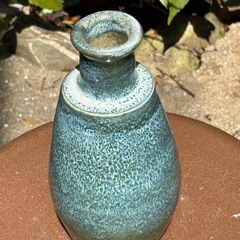 手作りの青い花瓶の画像