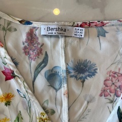 Bershka 花柄 五分袖ブラウス XSの画像