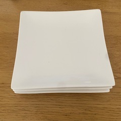Used  スクエア皿　6枚　
ニトリ　2種類　15×15㌢　の画像
