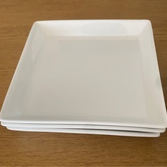 Used  スクエア皿　6枚　
ニトリ　2種類　15×15㌢　の画像
