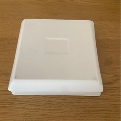 Used  スクエア皿　6枚　
ニトリ　2種類　15×15㌢　の画像