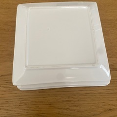 Used  スクエア皿　6枚　
ニトリ　2種類　15×15㌢　の画像