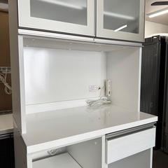 【超美品‼️】定価87,000円♪ 現行モデル ニトリ 80cm幅キッチンボード(リガーレ) 食器棚 収納家具 艶あり木目調ホワイト♪の画像