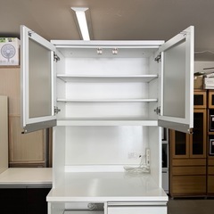 【超美品‼️】定価87,000円♪ 現行モデル ニトリ 80cm幅キッチンボード(リガーレ) 食器棚 収納家具 艶あり木目調ホワイト♪の画像
