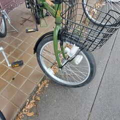 リサイクルショップどりーむ鹿大前店　No186　自転車　折りたたみ式　20インチ　ライト・切替・カゴ付き🎵　おすすめ品！の画像