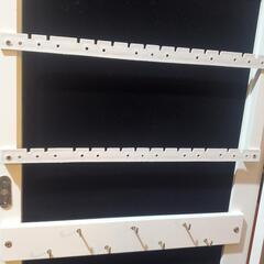 値下げ　鏡付きアクセサリー収納棚の画像