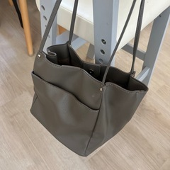 マチの広いトートバッグの画像
