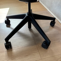 スチールケース(Steelcase) シリーズ1(Series1) ブラックフレーム ニッケル ヘッドレスト付き 3Dマイクロニット 【日本正規輸入品】の画像