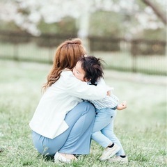家庭の事情でカメラマンの撮る写真を受け取れない、子どものい…