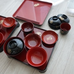 お食い初め用赤黒食器2セット・双子用・歯固め石付き お椀・皿・トレーの画像