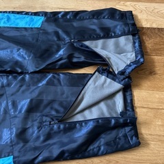 美品Ｌサイズ表記　小さめPUMA 紺色ズボンの画像