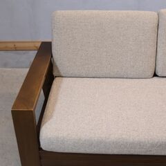 モダンデザインに和・アジアンモチーフを融合させた家具メーカーa.flat(エーフラット)のアッシュ無垢材 ウッドソファです。無垢材の素材感とスタイリッシュなデザインが美しい2人掛けソファ♪の画像