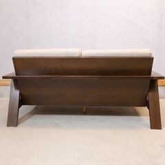 モダンデザインに和・アジアンモチーフを融合させた家具メーカーa.flat(エーフラット)のアッシュ無垢材 ウッドソファです。無垢材の素材感とスタイリッシュなデザインが美しい2人掛けソファ♪の画像