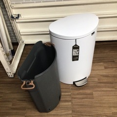brabantia ペダル式ゴミ箱 40L ステンレス製の画像