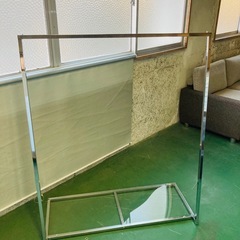 値下げ　スタイリッシュ ハンガーラック　アクリル板　ワードローブ　在庫2点の画像